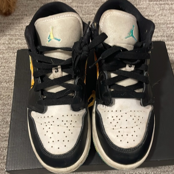 Jordan low SE 4Y.  Black white and multicolored. - Picture 2 of 8